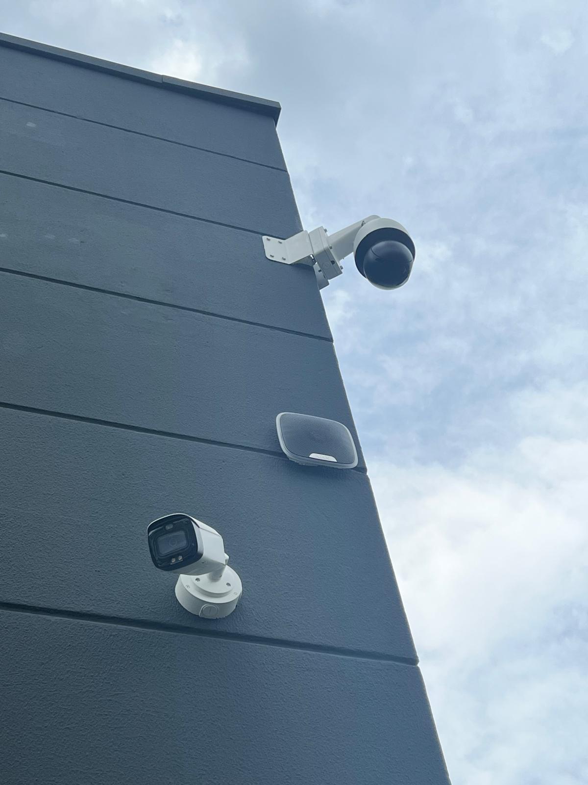 Defendex PTZ und Bullet Kamera an einer Fassade